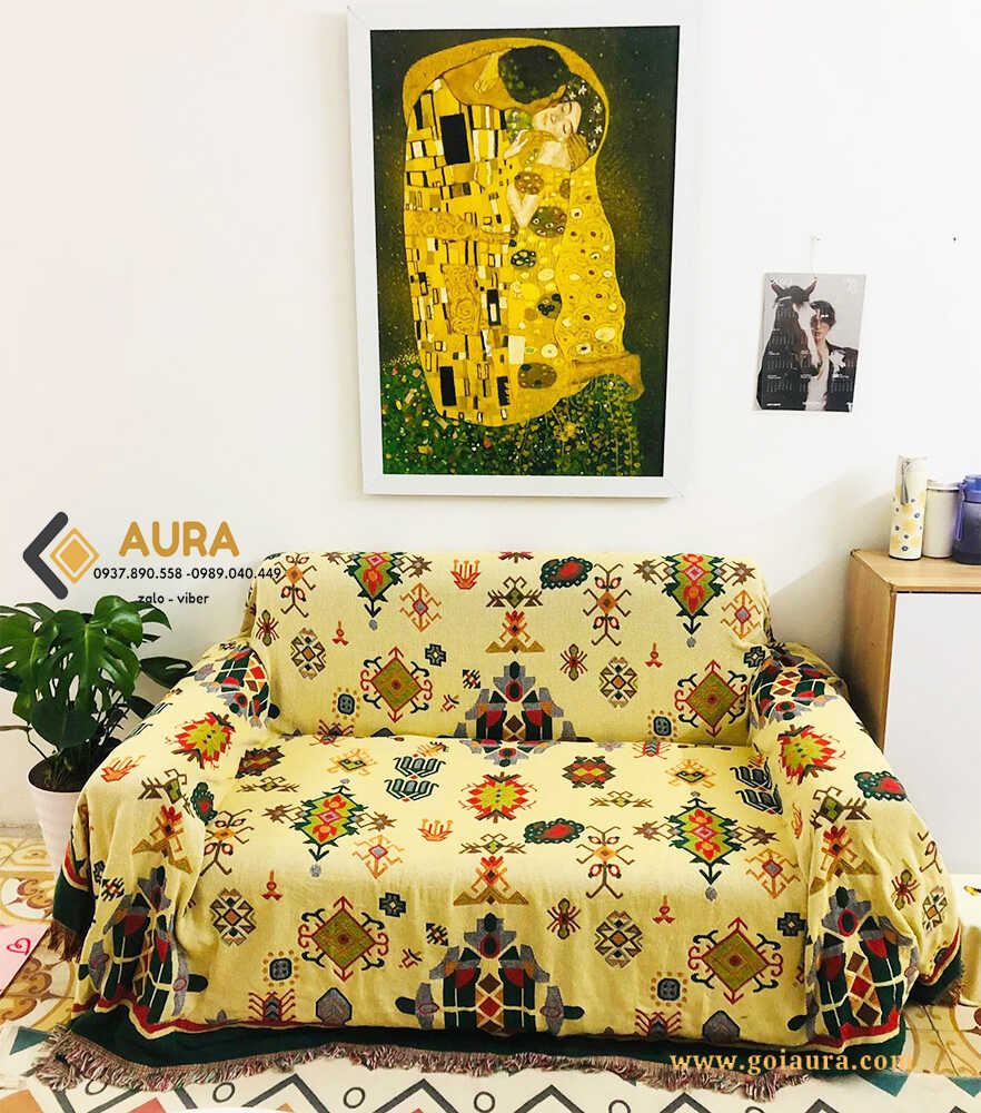 ghế đơn phủ khăn vàng hoa văn
