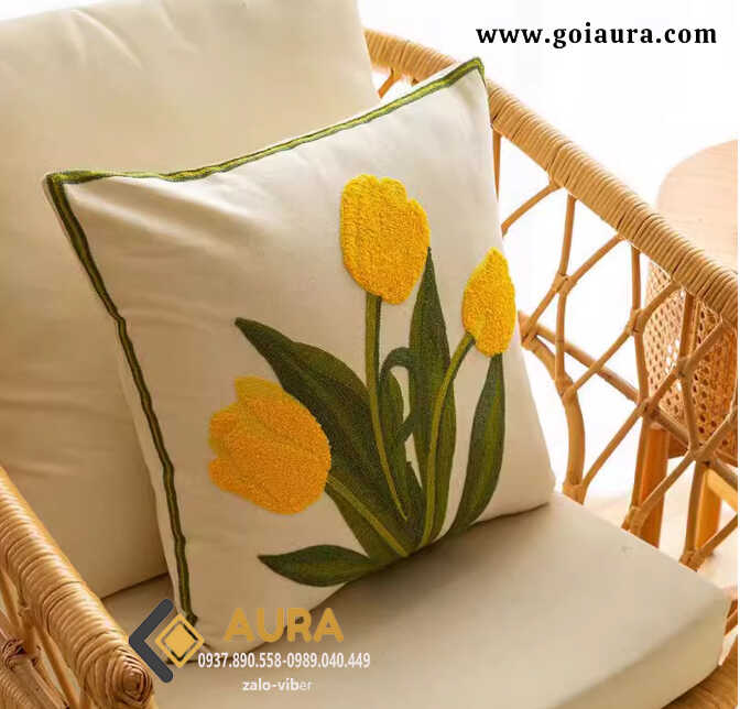 Những Mẫu Gối Tựa Sofa Thêu Hoa Được Yêu Thích Nhất gối thêu hoa tulip vàng