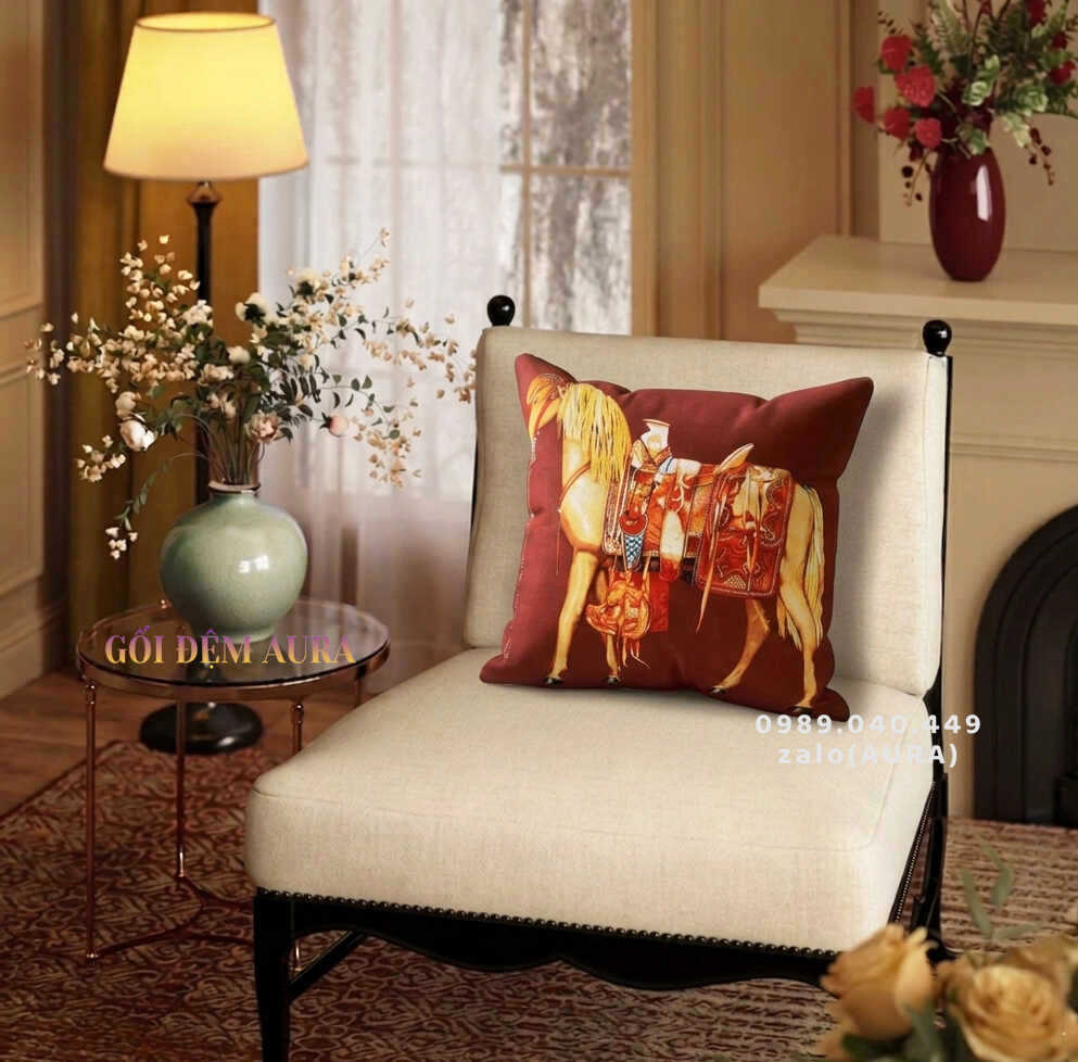 Những Mẫu Gối Trang Trí Sofa Đẹp Sang Trọng gối sofa hoàng gia ngựa đỏ